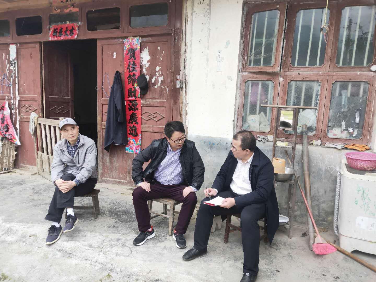 自然资源局党组书记局长钟永华一行走进丹口镇群旺村进村入户,进农家