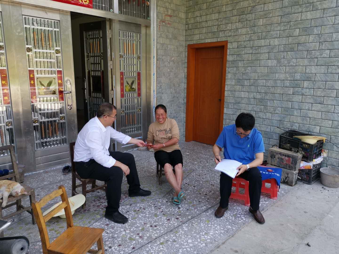 6月4日,城步县国土资源局党组书记局长钟永华带领局领导班子和全体