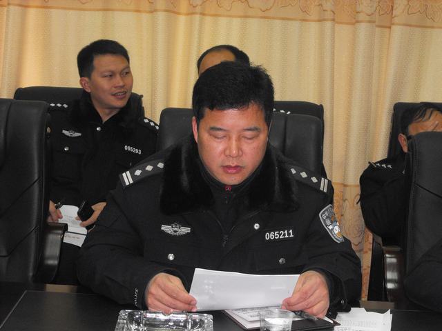 城步公安局召开中层骨干会部署“打盗抢保民安”专项行动及“形象建设年”活动(图4)