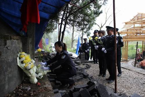 城步公安局民警清明缅怀革命先烈(图2)