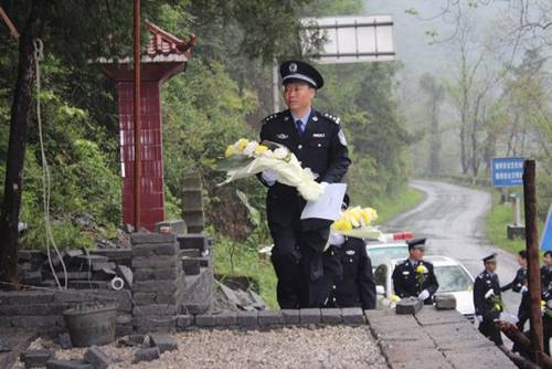 城步公安局民警清明缅怀革命先烈(图1)