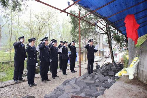 城步公安局民警清明缅怀革命先烈(图3)