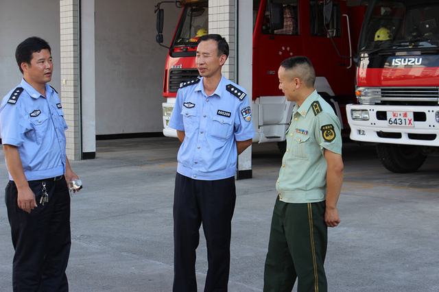城步公安局领导“八一”前夕慰问武警消防官兵(图3)
