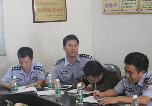 城步公安局副局长杨培教、副政委张文忠一行到茅坪镇开展警民恳谈会(图2)