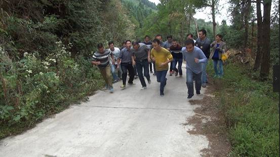 城步安全生产与环境保护局登山比赛迎国庆(图1)