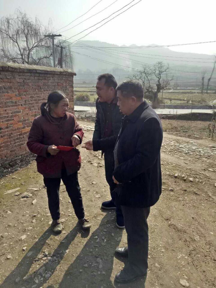 县移民局慰问联系村特困党员群众(图1)