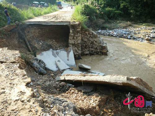 城步：一山体开裂 当地紧急转移300余名村民(图1)