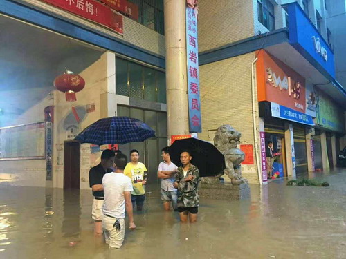 洪水肆虐灾情重，城步交警勇担当(图1)