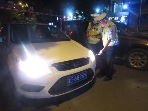 交警支队副支队长廖志慧督导城步大队夜间整治行动(图3)