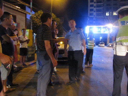 交警支队副支队长廖志慧督导城步大队夜间整治行动(图2)