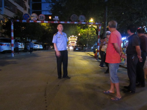 交警支队副支队长廖志慧督导城步大队夜间整治行动(图1)