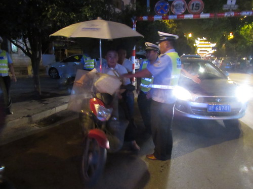 交警支队副支队长廖志慧督导城步大队夜间整治行动(图4)