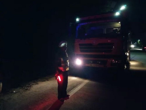 城步大队夜查行动连查多起货车超载且无证驾驶的重点违法行为(图1)