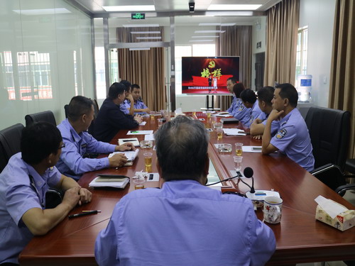 城步交警大队组织党员观看“榜样”专题片(图1)
