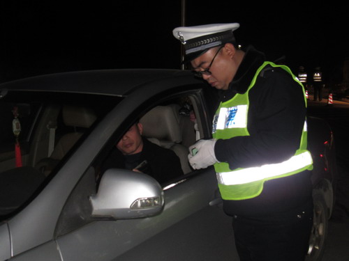 铁腕重拳抓整治  砥砺前行求实效 城步交警开展“冬春攻势”夜间整治行动(图2)