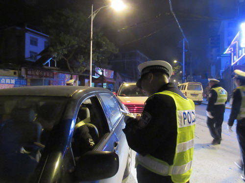 城步交警开展“冬春攻势”夜查行动(图4)