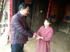 春节慰问贫困户 精准扶贫暖人心(图2)