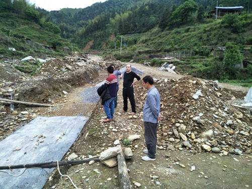 于橙洋实地察看指导白毛坪乡灾后重建工作(图1)