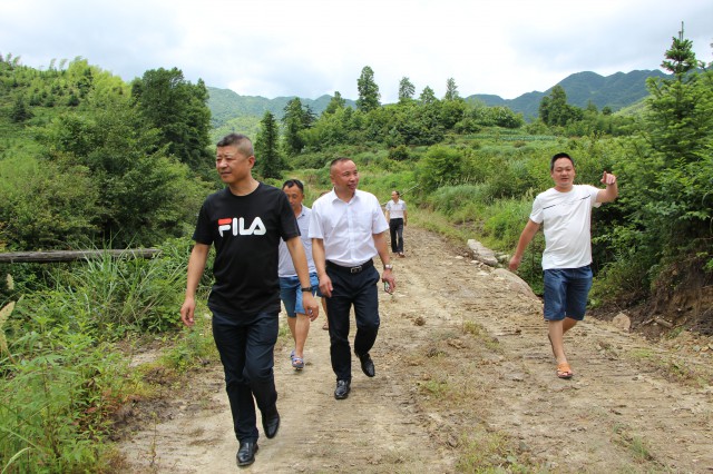 城步苗族自治县国土资源局坚持把做好精准扶贫工作作为践行国土为民(图1)