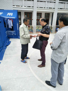县房产局领导关心看望汀坪乡隘上村困难群众(图1)