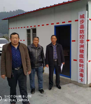 城步为非洲猪瘟防控哨卡值守人员搭建暖心板房(图2)