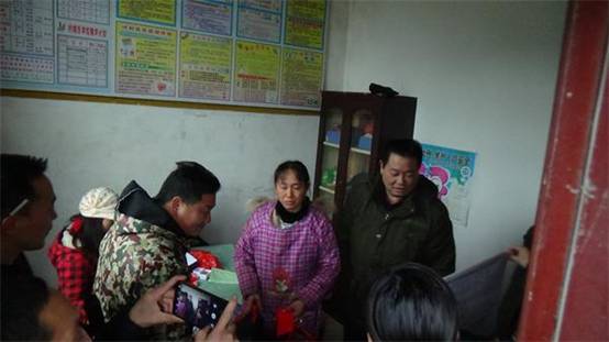 城步农业局慰问火灾受困群众(图1)