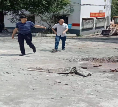 城步教育局杨进德督查学校暑期工程建设(图1)