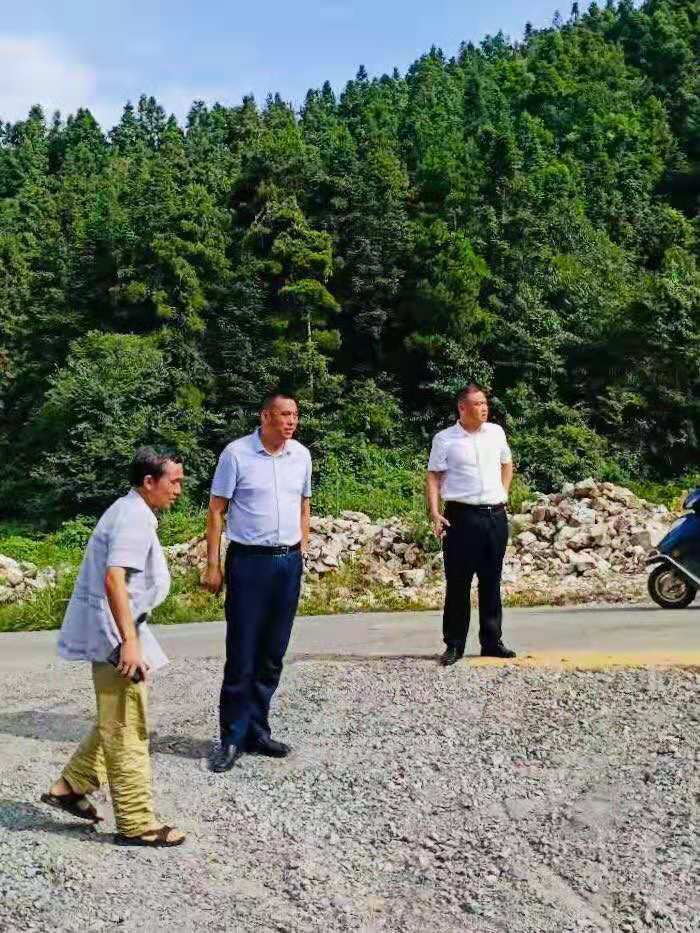 县移民开发局深入白云库区走访调研(图1)