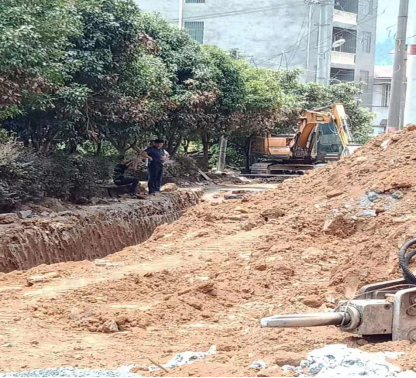 城步教育局杨进德督查学校暑期工程建设(图2)