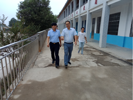 县教育局杨进德深入乡镇学校督查工作(图1)