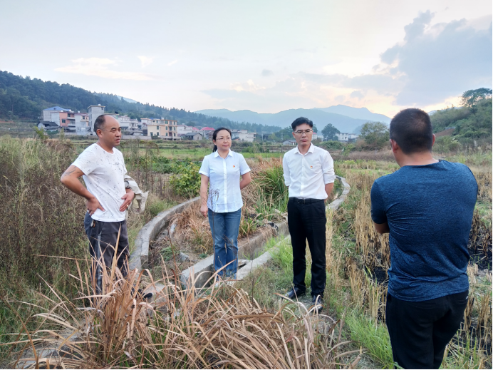 黄俊玲调研冷水坪村脱贫攻坚工作(图2)