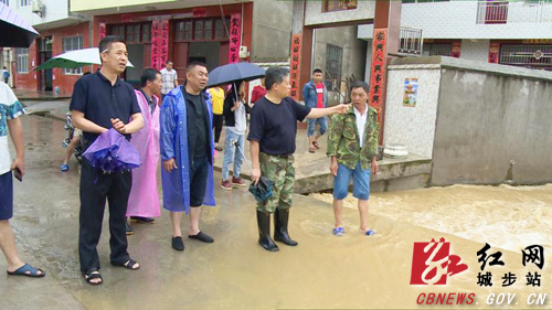 杨博理指挥调度西岩镇防汛救灾(图2)