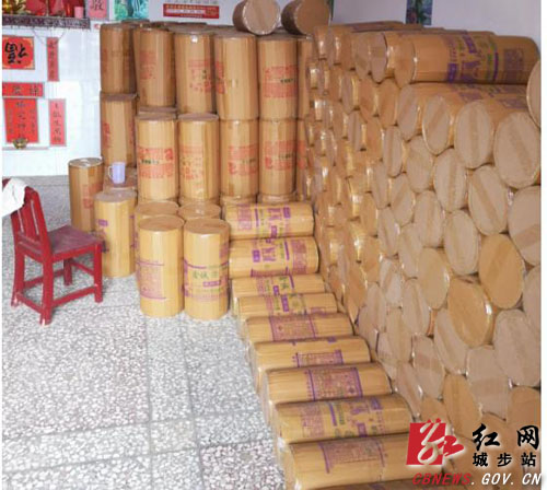 城步重拳出击捣毁烟花爆竹非法储存窝点(图1)