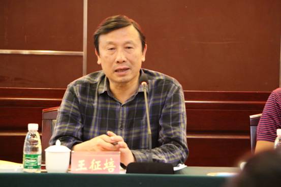 图为市委督查室副主任王征培反馈督查情况