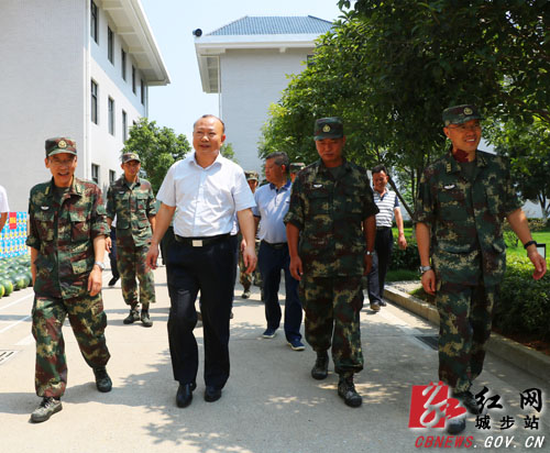 罗建南“八一”前夕率队慰问驻城部队官兵(图1)