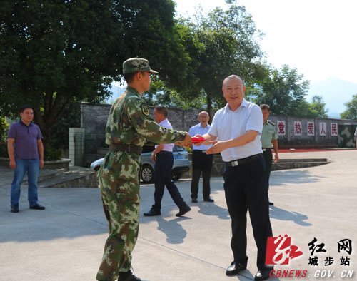 罗建南“八一”前夕率队慰问驻城部队官兵(图3)