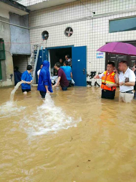 杨映林深入一线指导抗洪救灾(图2)