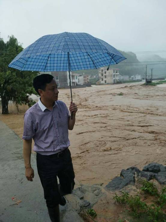 杨映林深入一线指导抗洪救灾(图1)