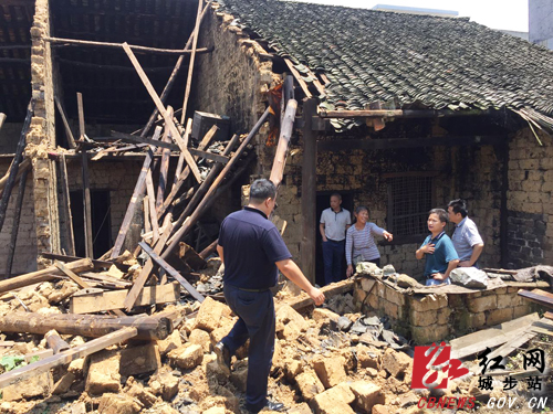 方凯走访受灾地区指导救灾工作(图2)