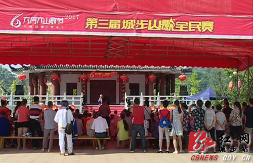 王炉军指导山歌全民赛总决赛前准备工作(图2)