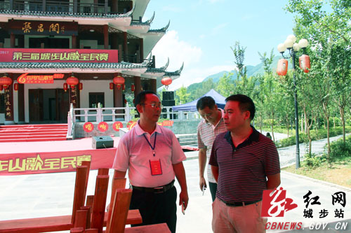 王炉军指导山歌全民赛总决赛前准备工作(图1)