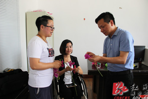 县领导慰问情系灾区献爱心青年企业家杨淑亭(图2)