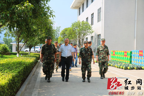 罗建南“八一”前夕率队慰问驻城部队官兵(图4)