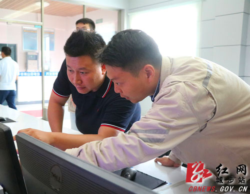 方凯深入乡镇调研风力发电和农村电商等工作(图2)