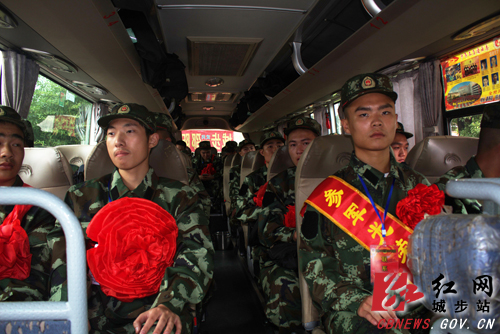 城步今年75名新兵奔赴军营(图5)