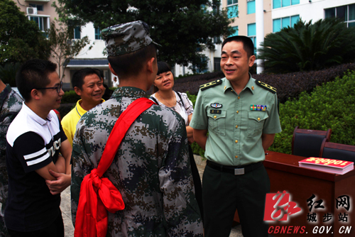 城步今年75名新兵奔赴军营(图2)