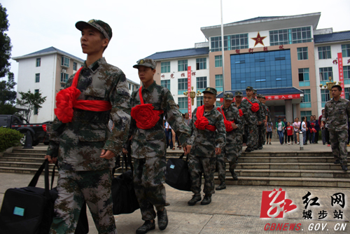 城步今年75名新兵奔赴军营(图4)