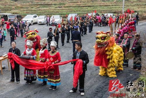 城步桂花村瑶族酒粑节醉游客(图1)