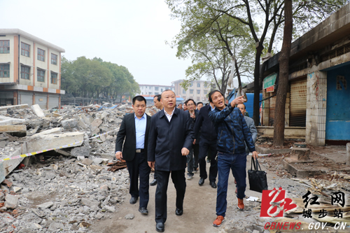 罗建南调研儒林综合大市场搬迁工作(图1)