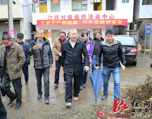 罗建南深入汀坪乡宣讲党的十九大精神(图2)